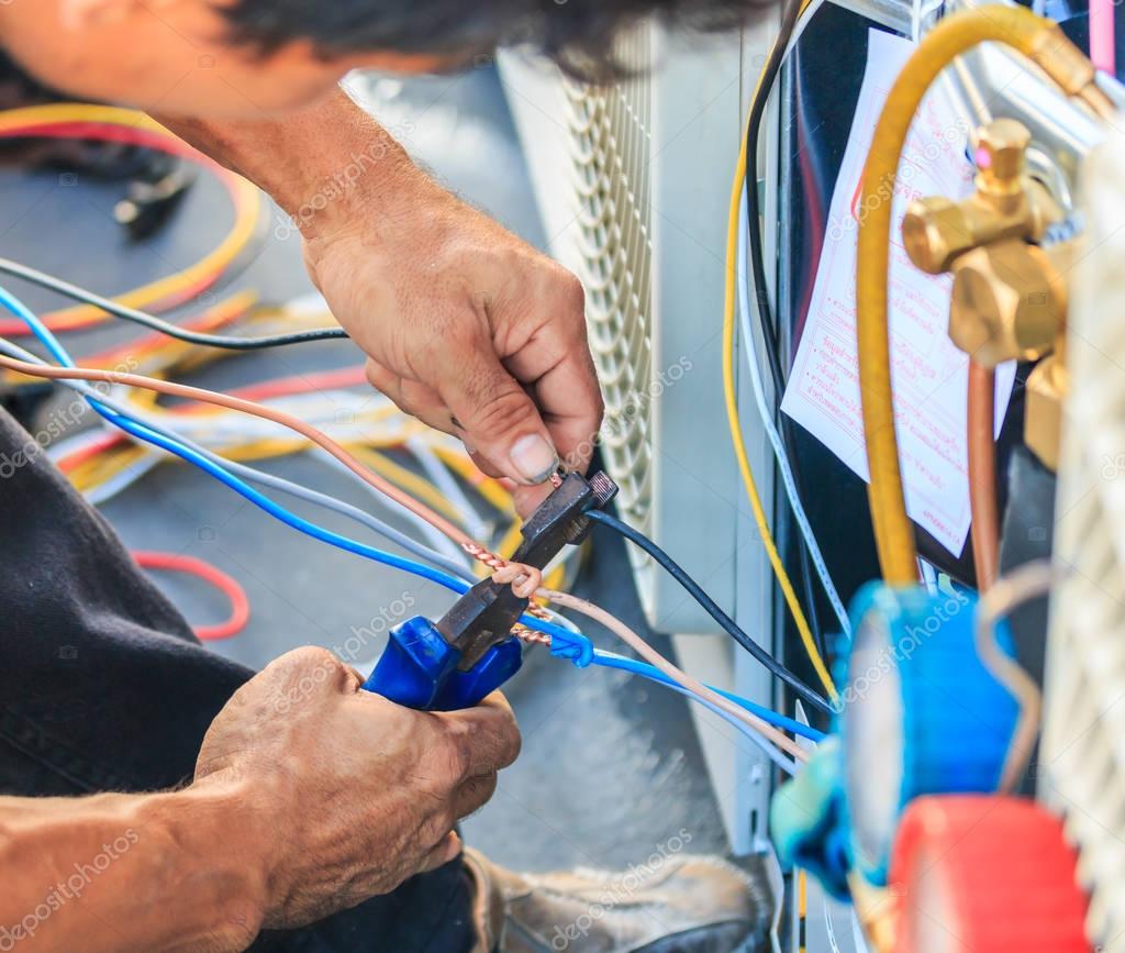 Montagearbeiten am Fenster